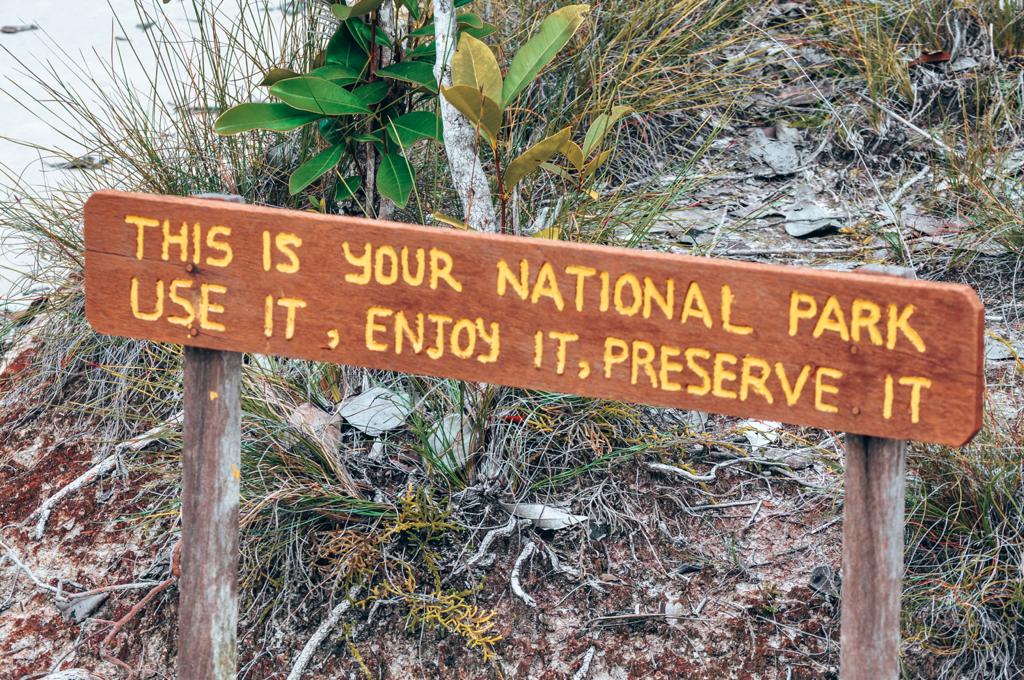 A sign with tips to be a sustainable traveler | Tipps zum Thema nachhaltig Reisen auf einem Schild