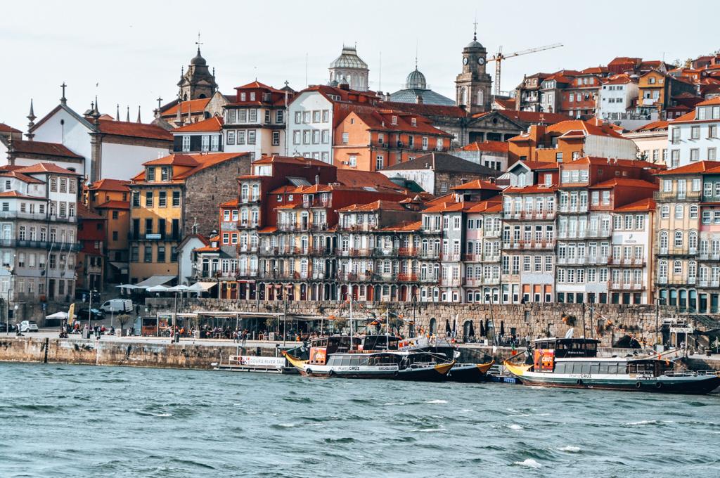 The Porto river front was definitely on of our highlights during our Portugal roadtrip Portugal road trip | Porto harbor | jillonjourney