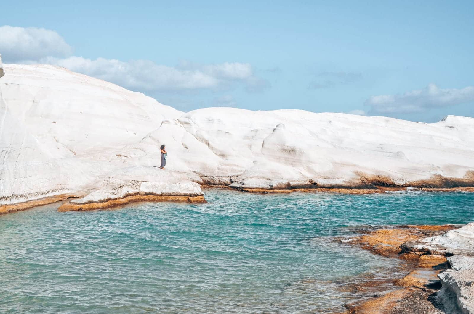 Walking around Sarakiniko is definitely one of the best things to do in Milos, Greece | Entlang der Landschaft von Sarakiniko ist definitiv ein Highlight im Milos Urlaub