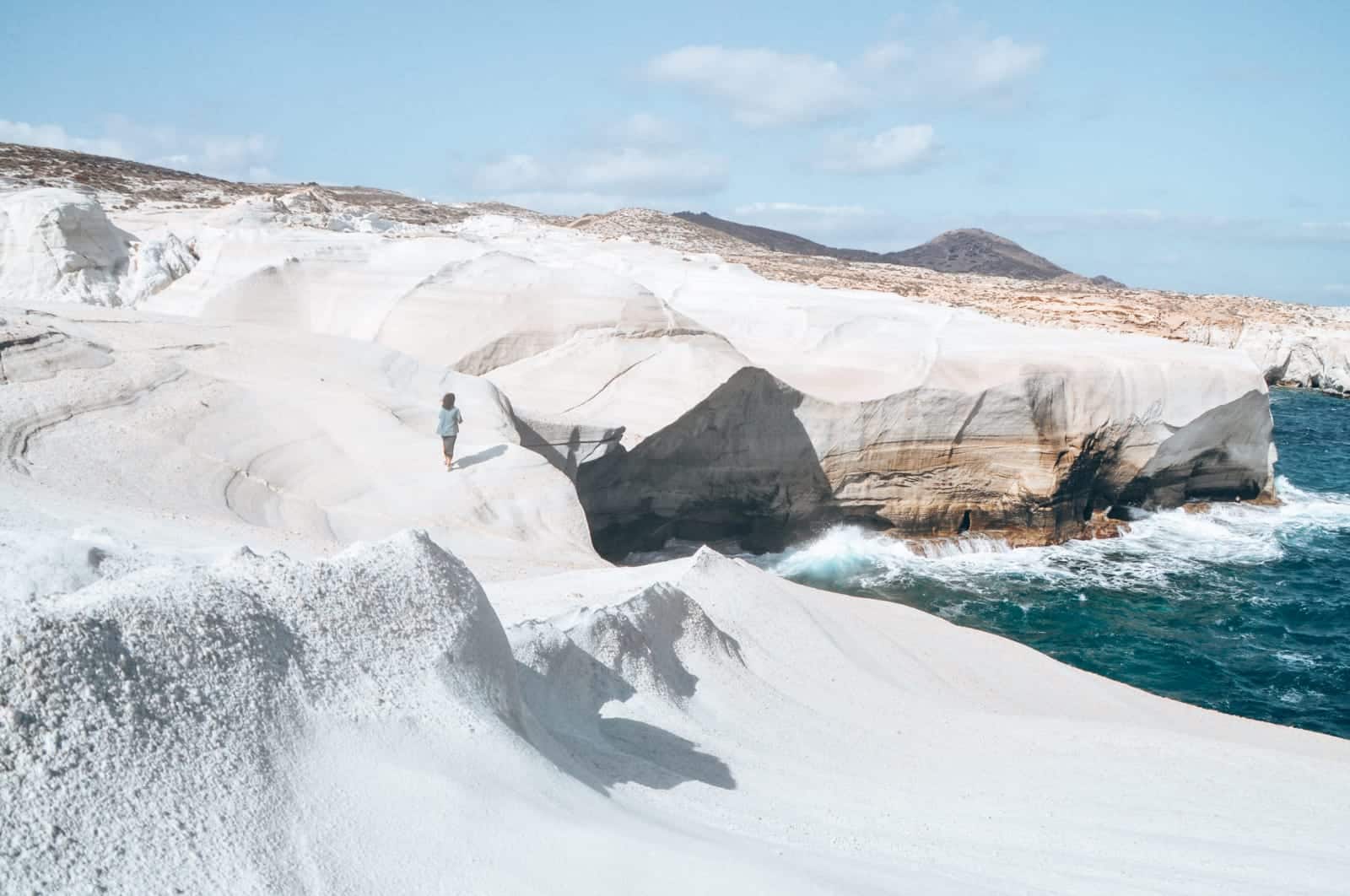Walking around Sarakiniko is definitely one of the best things to do in Milos, Greece | Entlang der Landschaft von Sarakiniko ist definitiv ein Highlight im Milos Urlaub 