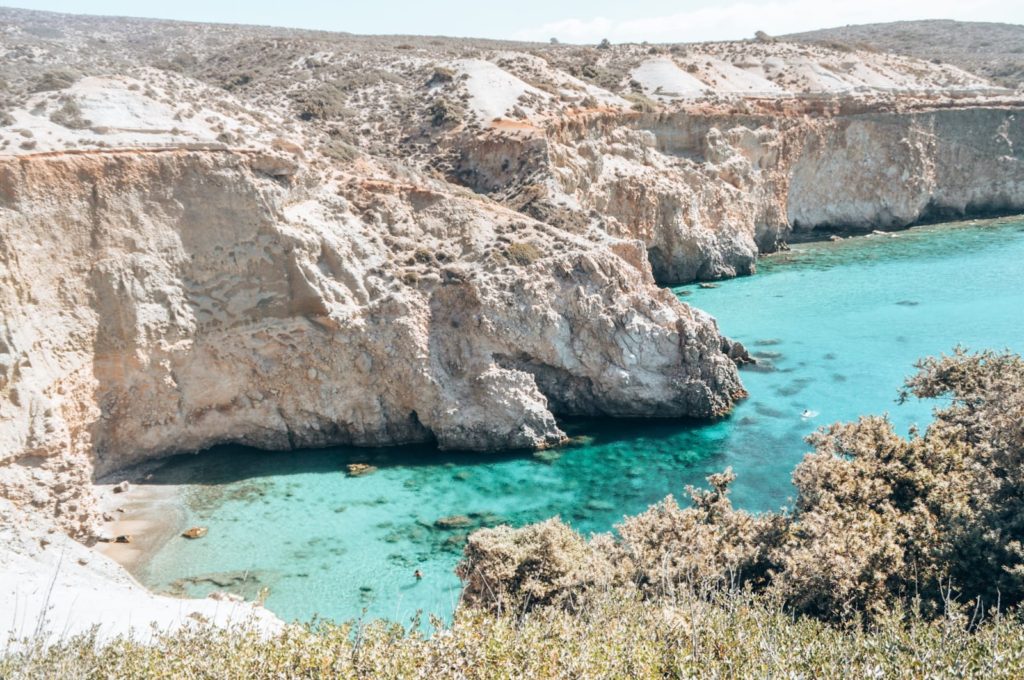 Visiting Tsigrado Beach is one of the best things to do in Milos, Greece | Den Trigrado Strand muss man gesehen haben im Milos Urlaub