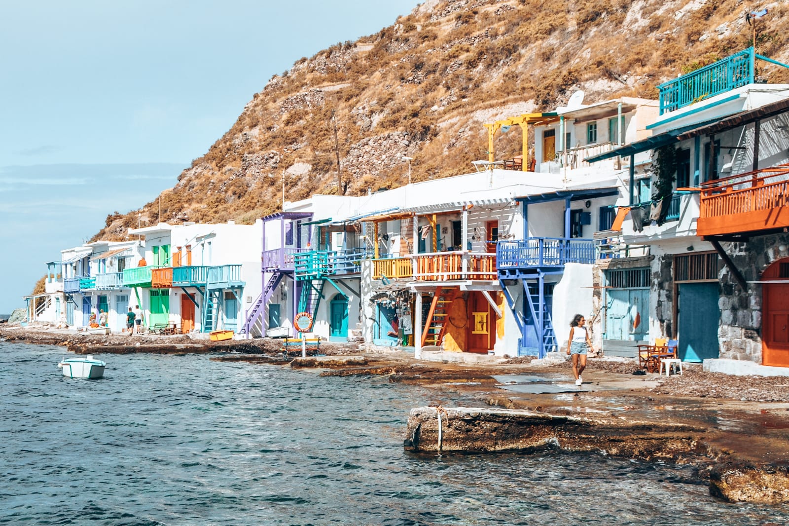 A visit of the colorful fishing village Klima is one of the most popular things to do in Milos | Das bunte Treiben im Fischerort Klima muss man in seinem Milos Urlaub gesehen haben