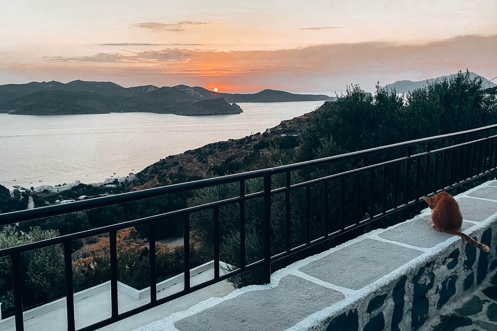 Trypiti offers the best spot for sunset dinner in Milos | Der beste Spot für Sonnenuntergang in Milos ist Trypiti