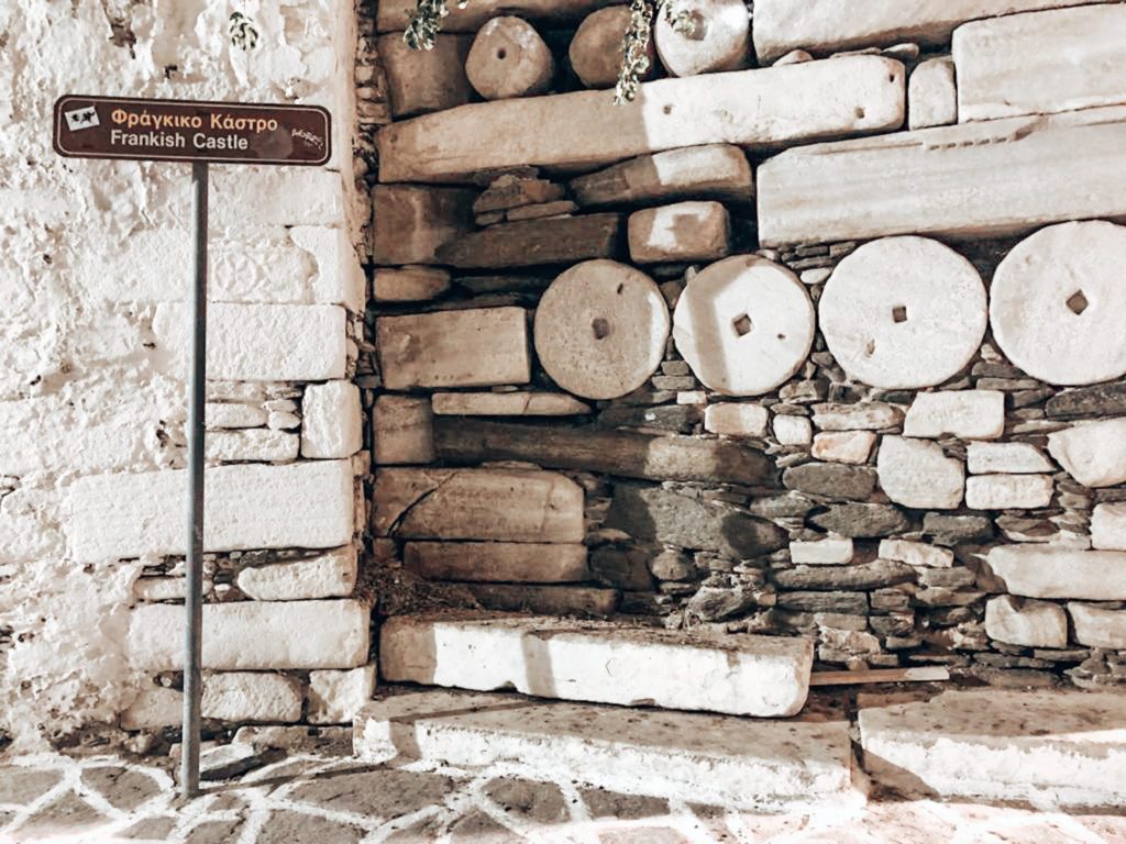 Visit the Frankish castle in Parikia is an interesting thing to do in Paros to learn about Greek history | Paros Urlaub
