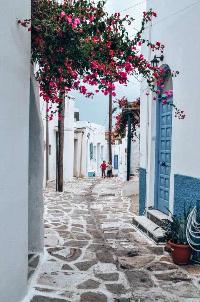 Walking in the tiny alleys in Prodromos is one of the best things to do in Paros, Paros | Die Gassen in Prodromos muss man im Paros Urlaub gesehen haben