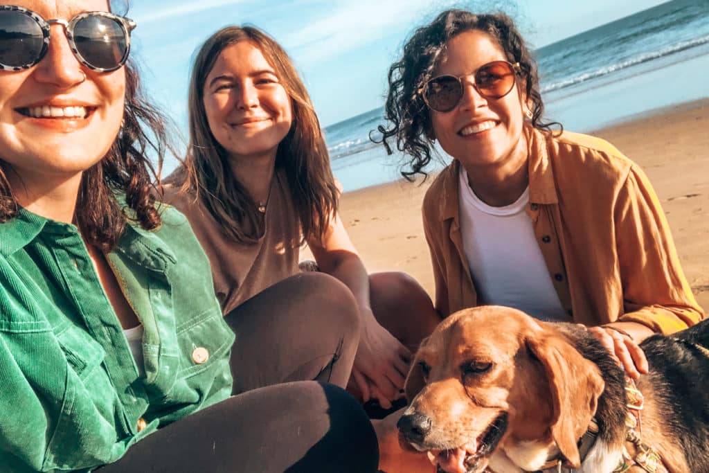 Beach trip with rescued dogs / Strandausflug mit geretteten Hunden