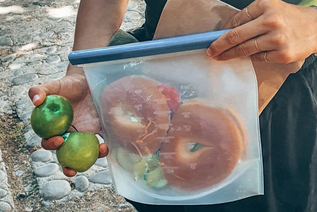 A silicone zip bag helps a lot for zero waste travel / Ein Silikon-Zipbeutel kann bei Zero Waste auf Reisen enorm helfen