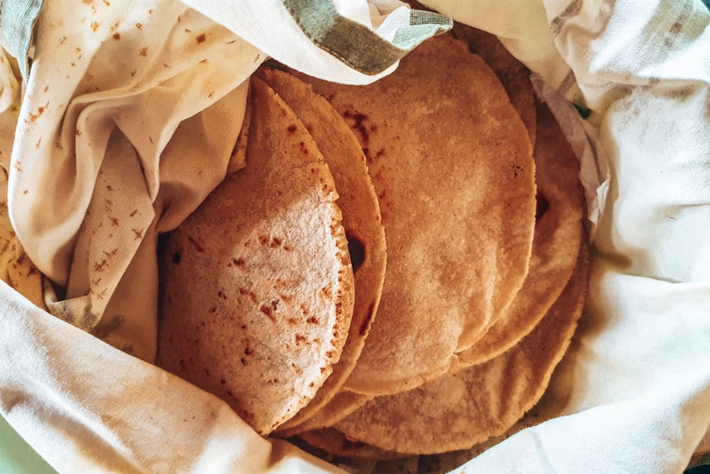 Tortillas wrapped in a cotton cloth / Tortillas in einem Baumwolltuch verpackt