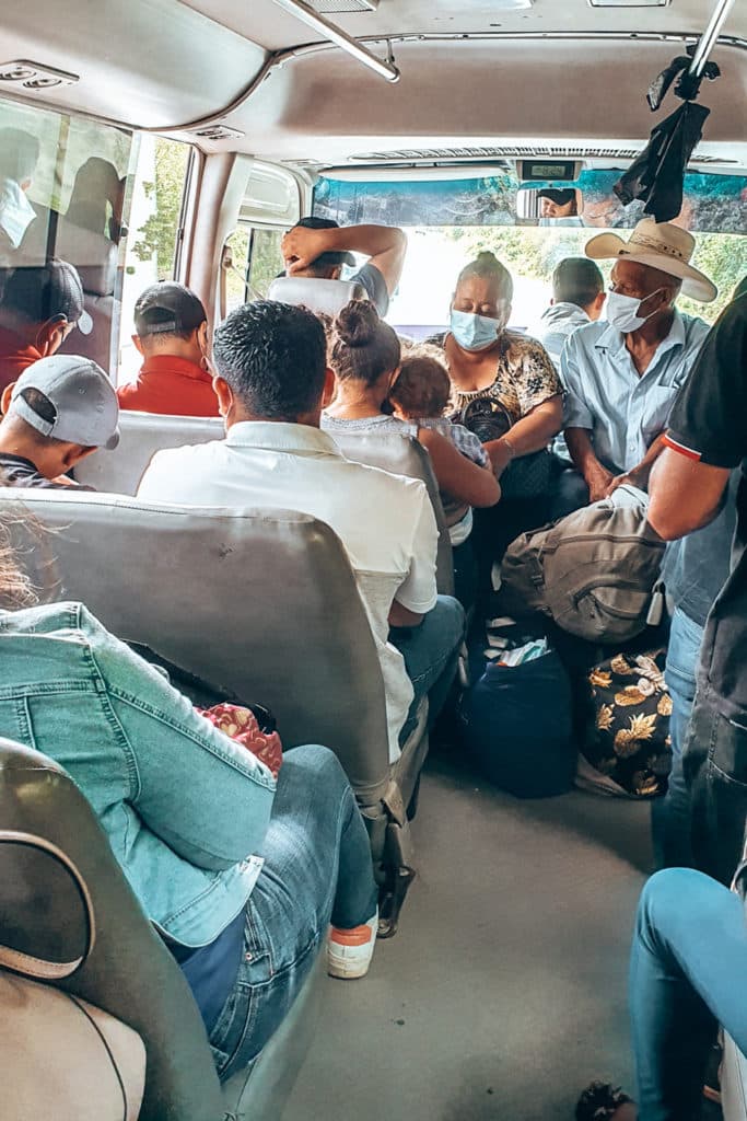 Busrides when backpacking Honduras are a great way of slow traveling / Busfahrten zwischen den Sehenswürdigkeiten in Honduras sind genial beim langsam reisen
