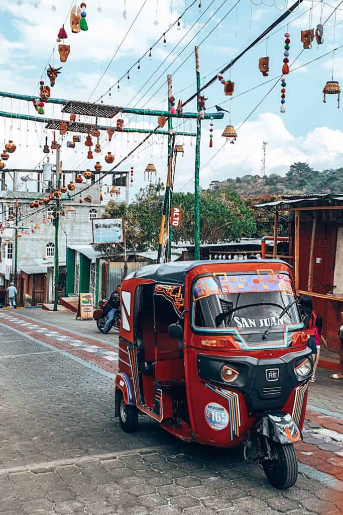 TukTuks are great for short distances on your Guatemala itinerary / TukTuks sind super für kurze Distanzen auf deiner Guatemala Backpacking Route