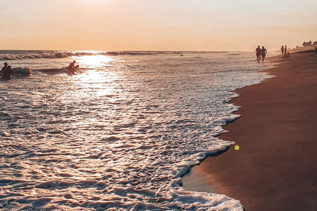 Surfing in El Paredon is one of the most spots when backpacking in Guatemala / Für Surffans ist El Paredon ein toller Spot beim Guatemala Backpacking