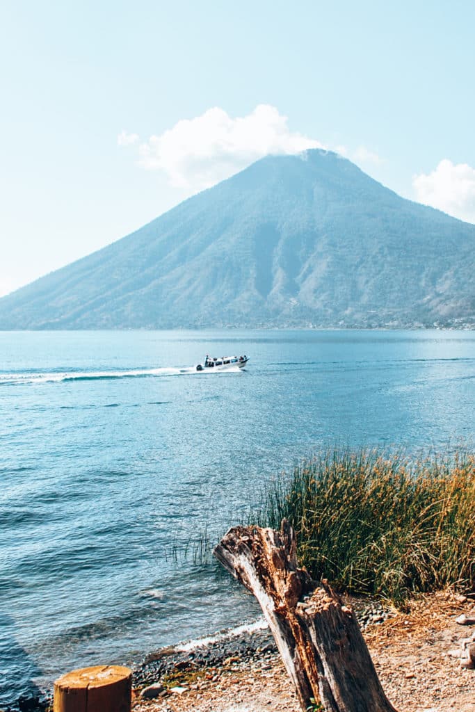 A stop at Lake Atitlan is a must during Guatemala backpacking / Ein Halt am Lago Atitlan ist ein Muss beim Guatemala Backpacking