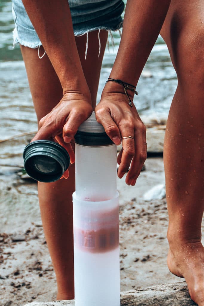 Pressing the water in the Greyl bottle, the best filtered water bottle out there / Beim Filtern mit der Grayl Flasche, der beste Wasserfilter beim Reisen
