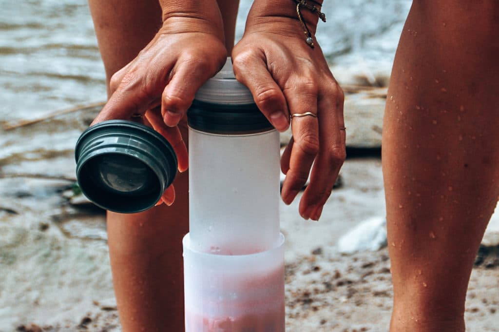 Pressing the water in the Greyl bottle, the best filtered water bottle out there / Beim Filtern mit der Grayl Flasche, der beste Wasserfilter beim Reisen