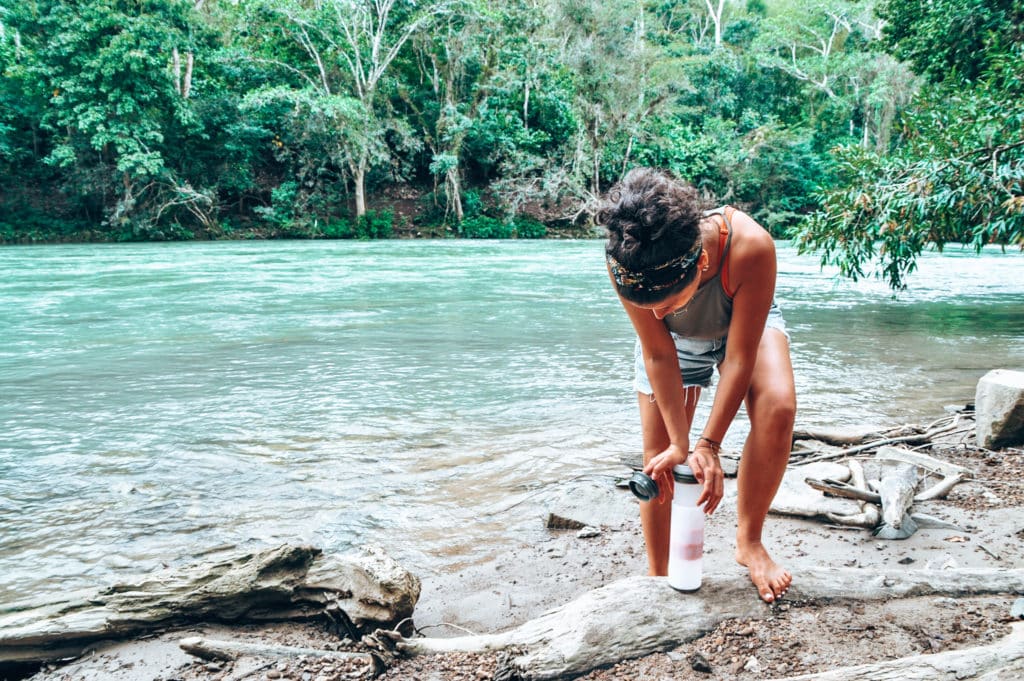 Pressing the water in the Greyl bottle, the best water purifier bottle out there / Beim Filtern mit der Grayl Flasche, der beste Wasserfilter auf reisen