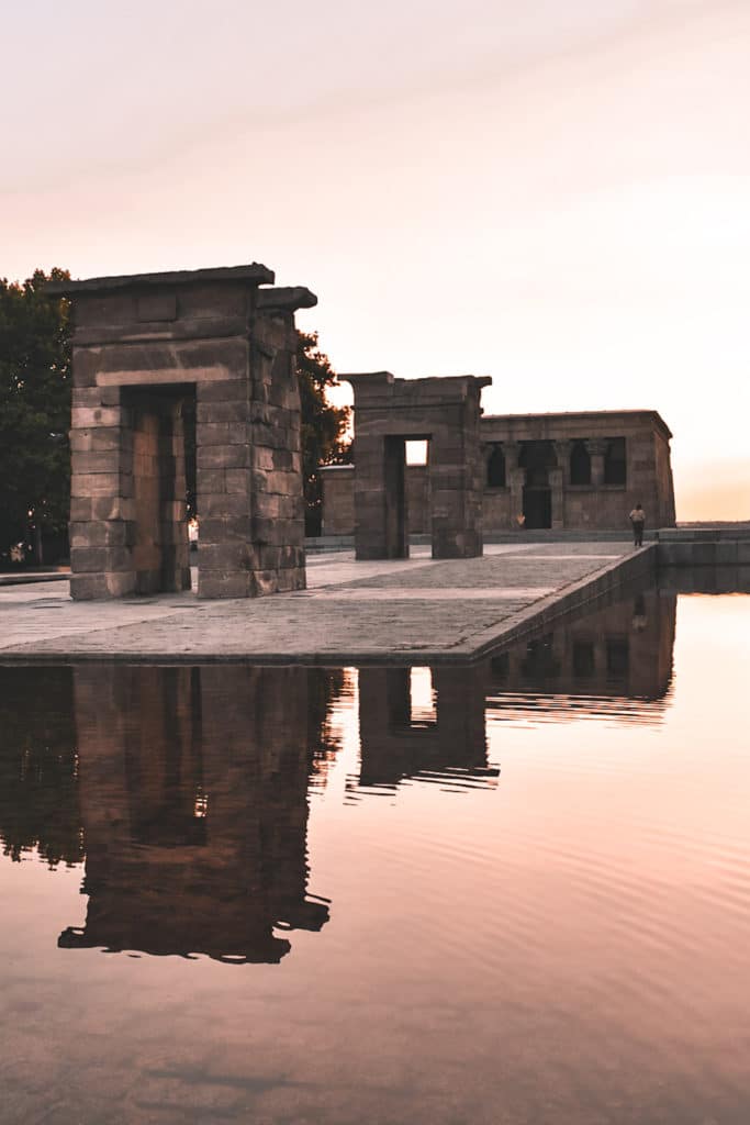 Madrid-highlights-hidden-gems (13) A sunset at Templo de Debod belongs to the true local highlights in Madrid / Der Sonnenuntergang bei Templo de Debod gehört auf jeden Fall zu den größten Insidertipps in Madrid