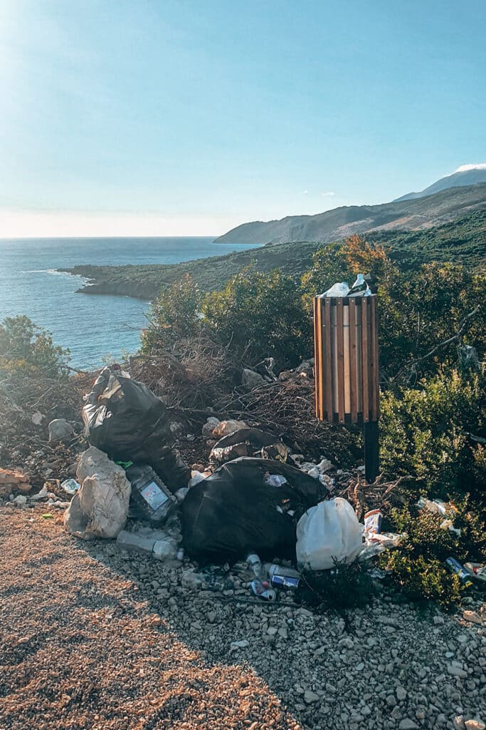 Albania_itinerary_jillonjourney (13) Trash right next to one of the best beaches in Albania / Müll direkt neben den schönsten Stränden in Albanien