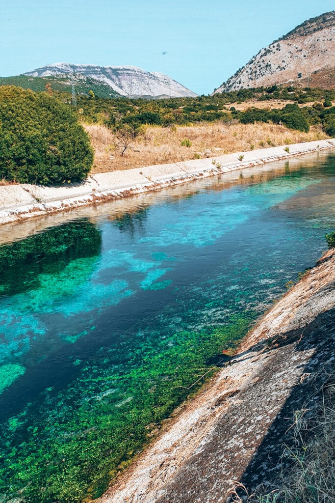 Albania_itinerary_jillonjourney (22) Der Kanal, der zum Blue Eye führt, eine beliebte Sehenswürdigkeit in Albanien