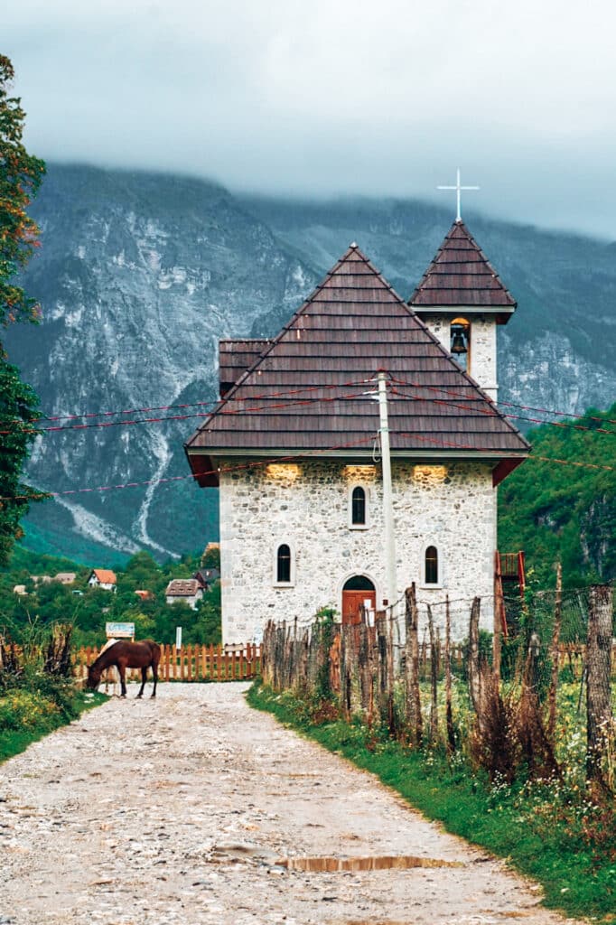 Albania_itinerary_jillonjourney_theth (2) The iconic church in Theth on an Albania itinerary / Die ikonische Kirche von Theth darf beim Roadtrip in Albanien nicht fehlen