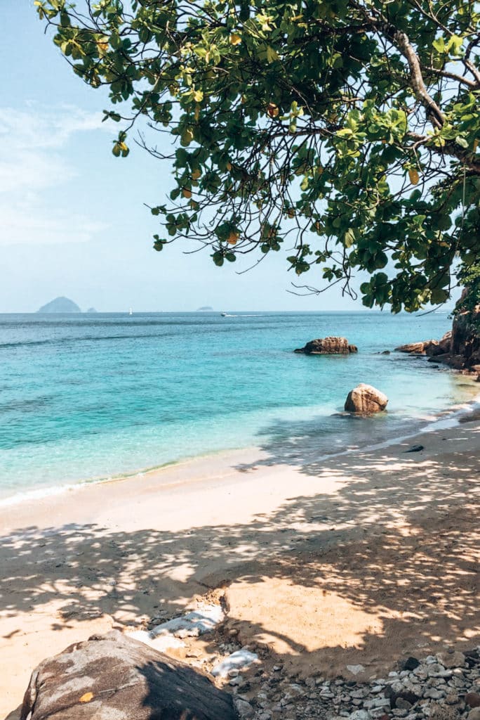 An untouched beach in Malaysia on my backpacking Southeast Asia route / Ein unberührter Strand in Malaysia auf meiner Backpacking Südostasien Reiseroute