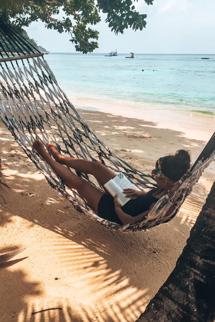 Reading on the beach in Perhentian Kecil / Lesen am Strand, ein Highlight beim Backpacking in Südostasien