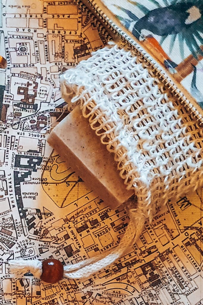 Minimalist_packing_jillonjourney (34) A shampoo bar is perfect when traveling carry-on only / Mit festem Shampoo spart man Platz wenn man nur mit Handgepäck reisen will