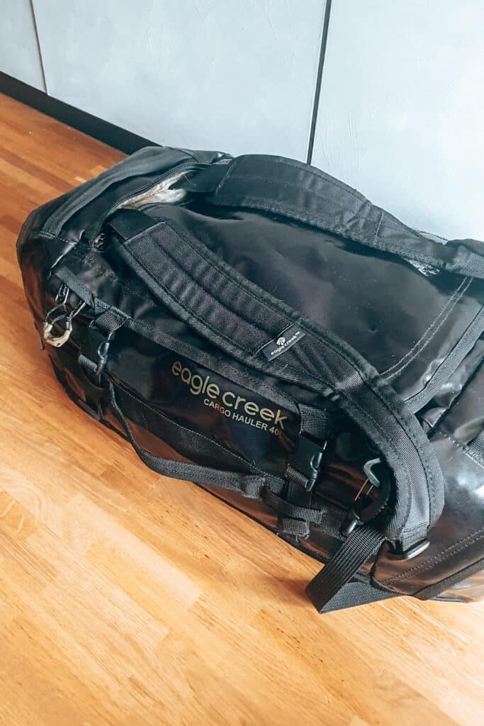 Travel_carry_on_only_jillonjourney (4) Packing light for traveling carry-on only / Minimalistich packen mit Duffel Bag