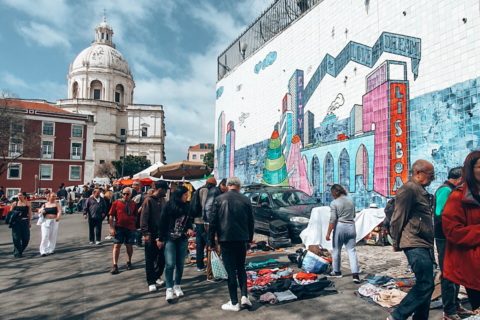 Feira da Ladra, one of the best unusual things to do in Lisbon / Eine der besten Lissabon Geheimtipps