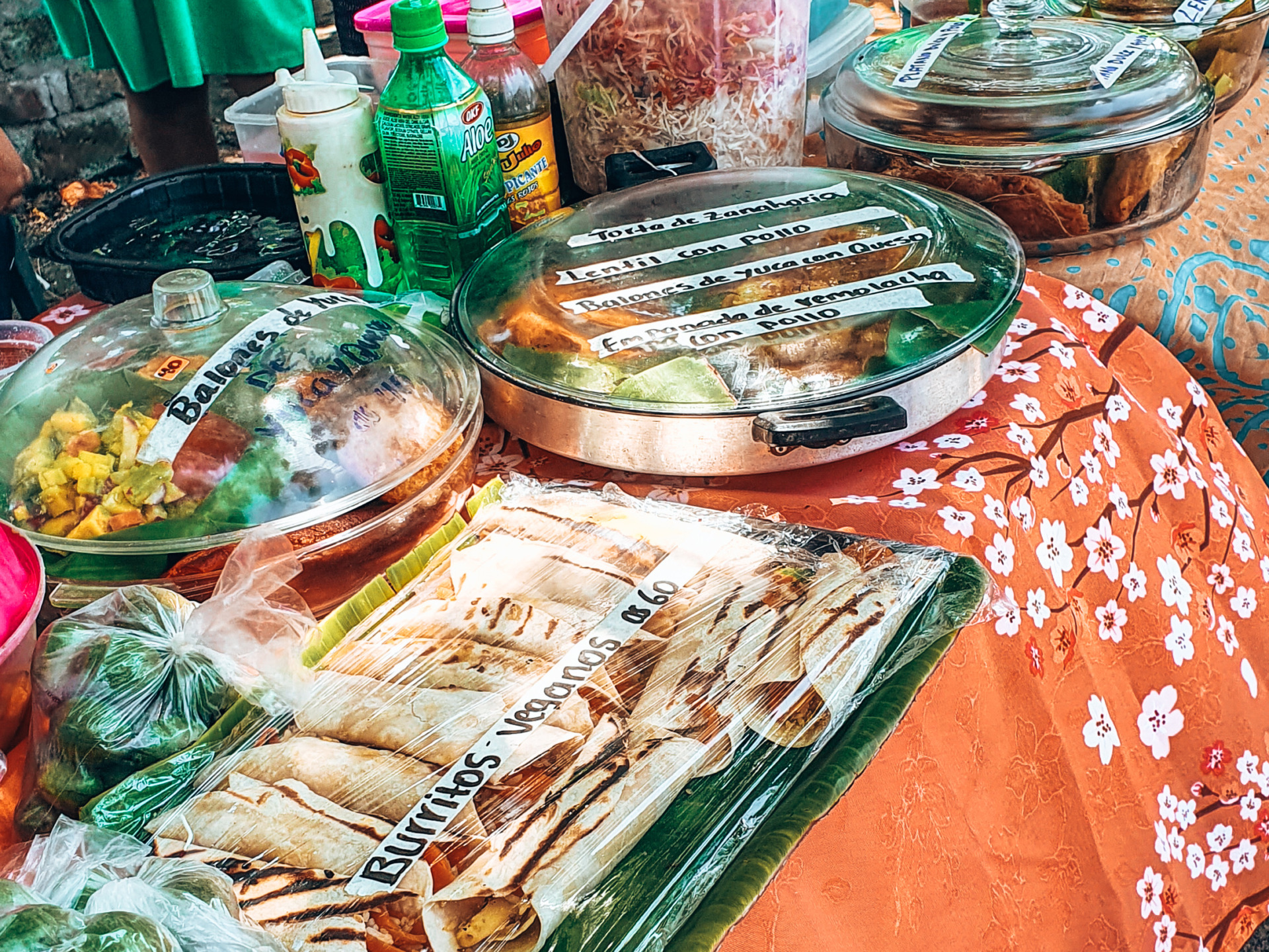 A market with many vegan options in Ometepe, Nicaragua / Veganer Urlaub auf einem Markt in Nicaragua