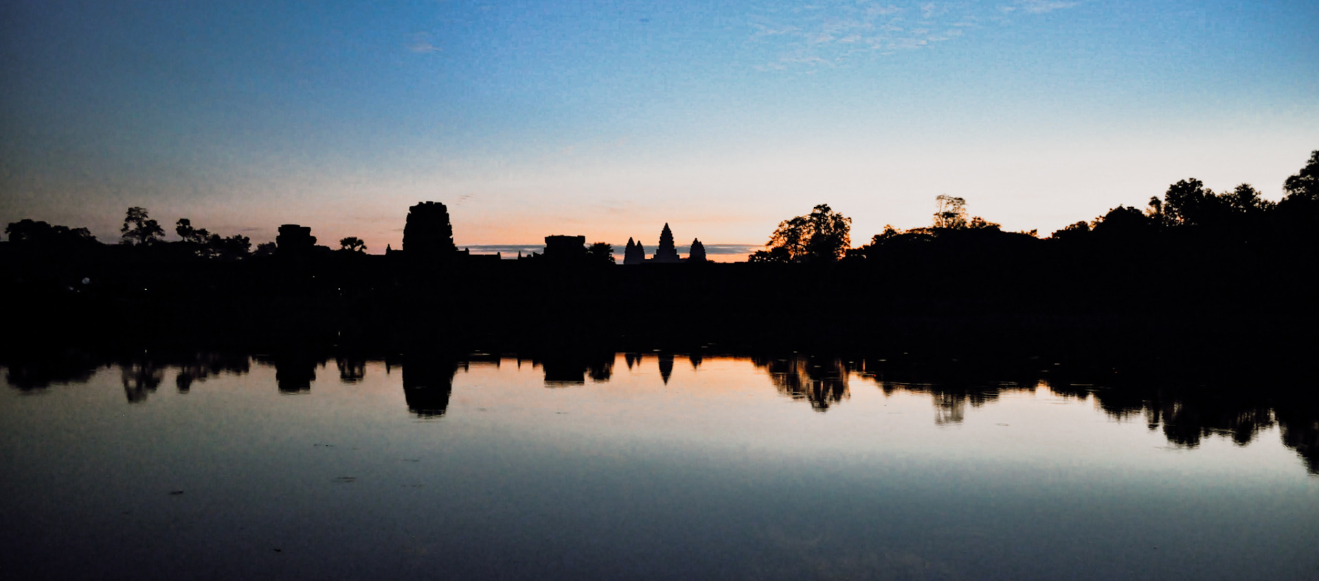 Angkor Wat before sunrise when backpacking in Cambodia