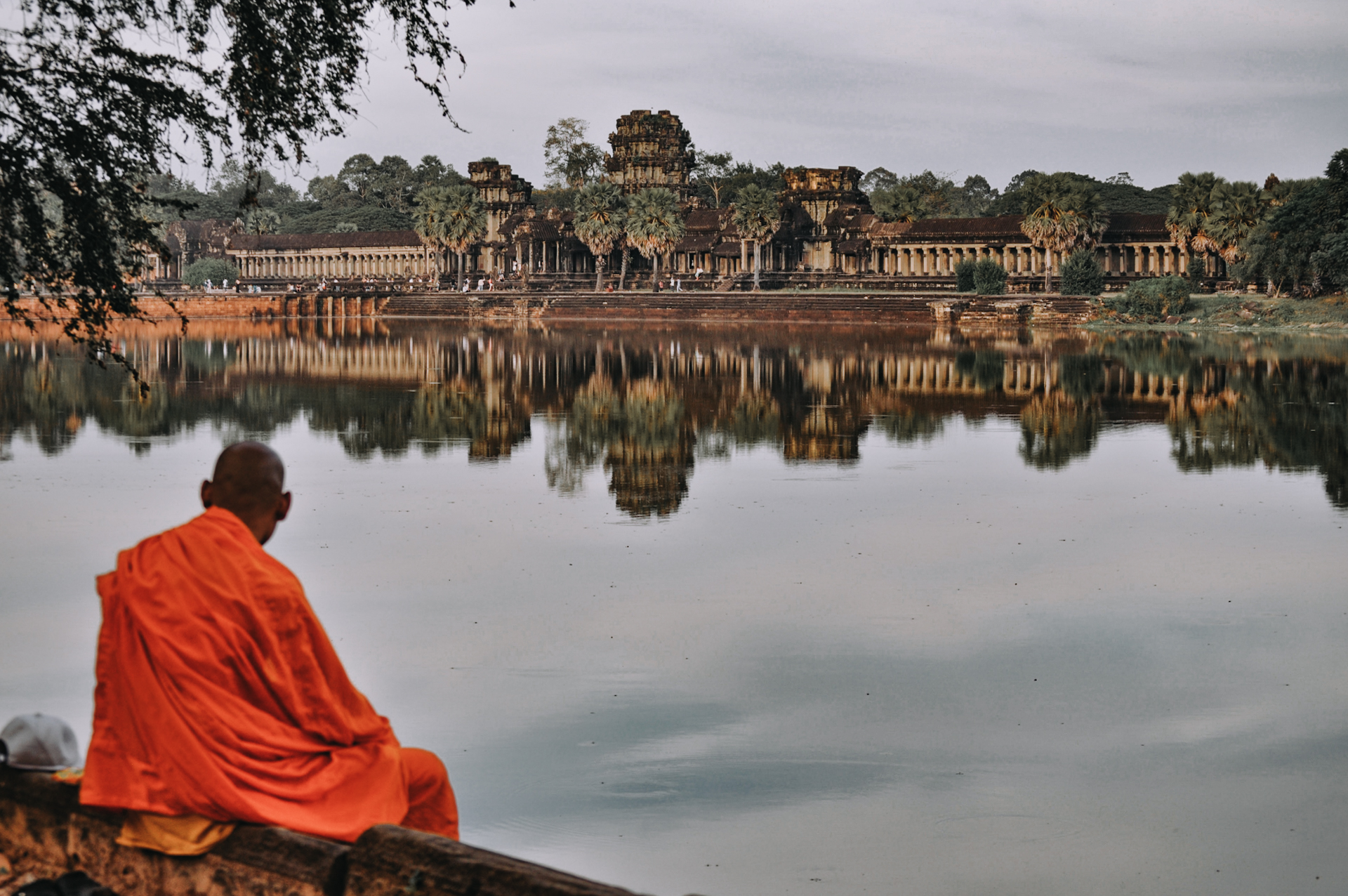 A monk in front of Angkor Wat on my backpacking Cambodia itinerary / Ein Mönch vor Angkor Wat auf meiner beim Backpacking Kambodscha Route