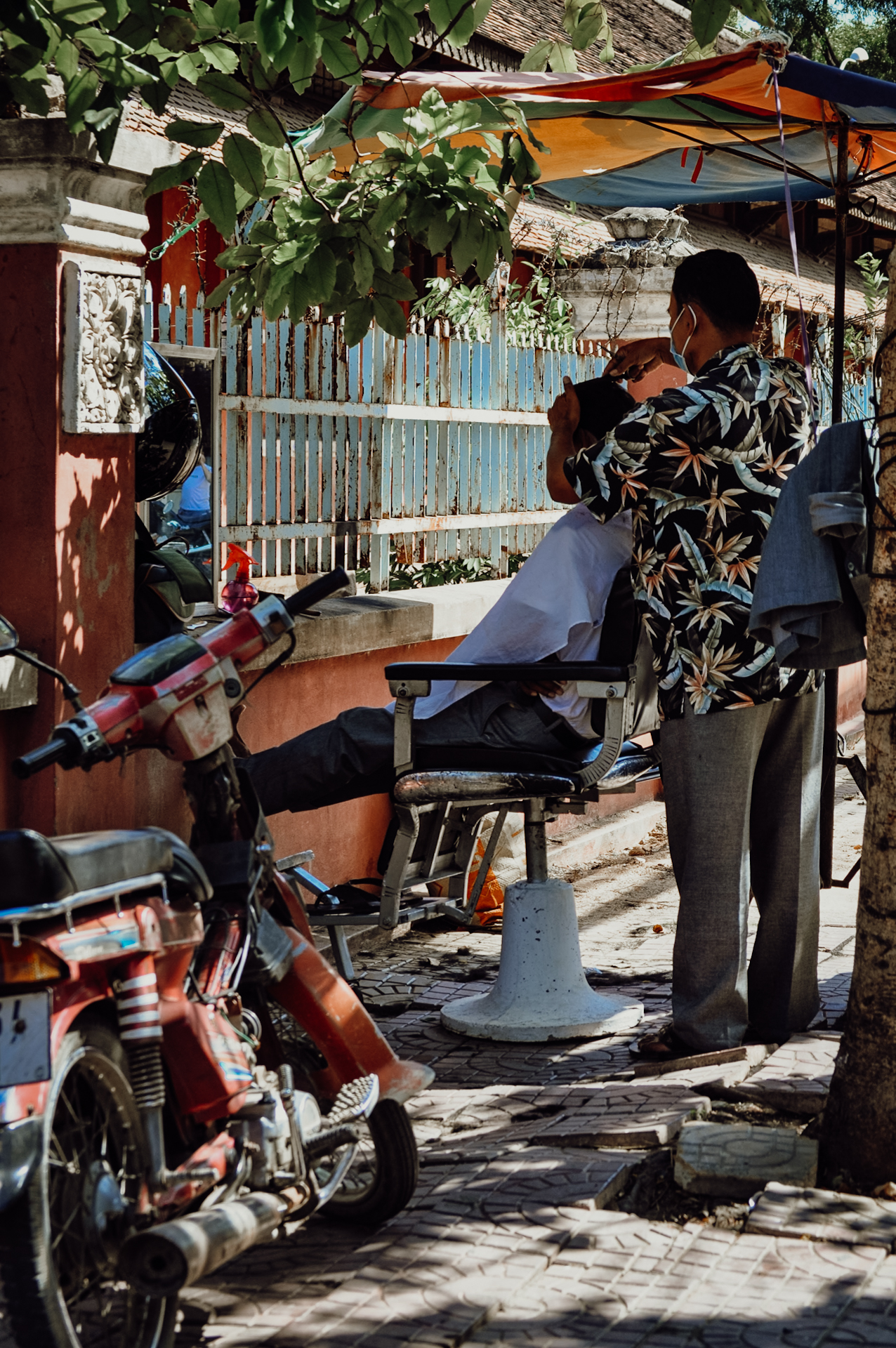A hairdresser on the streets of Phnom Penh, Cambodia itinerary