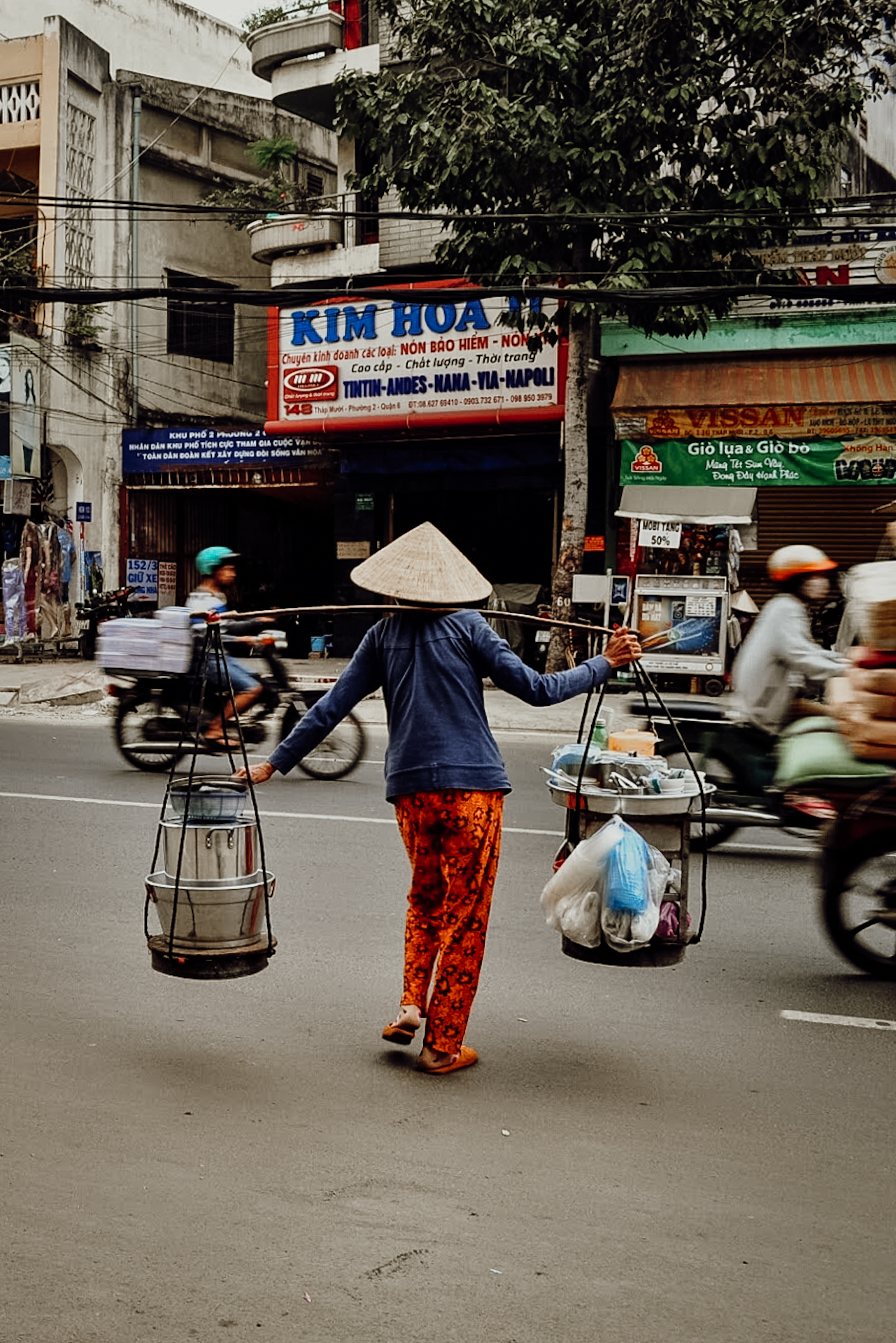 A woman crossing the street in Vietnam, on my Southeast Asia itinerary / Eine vietnamesische Frau überquert die Straße auf meiner Südostasien Backpacking Route