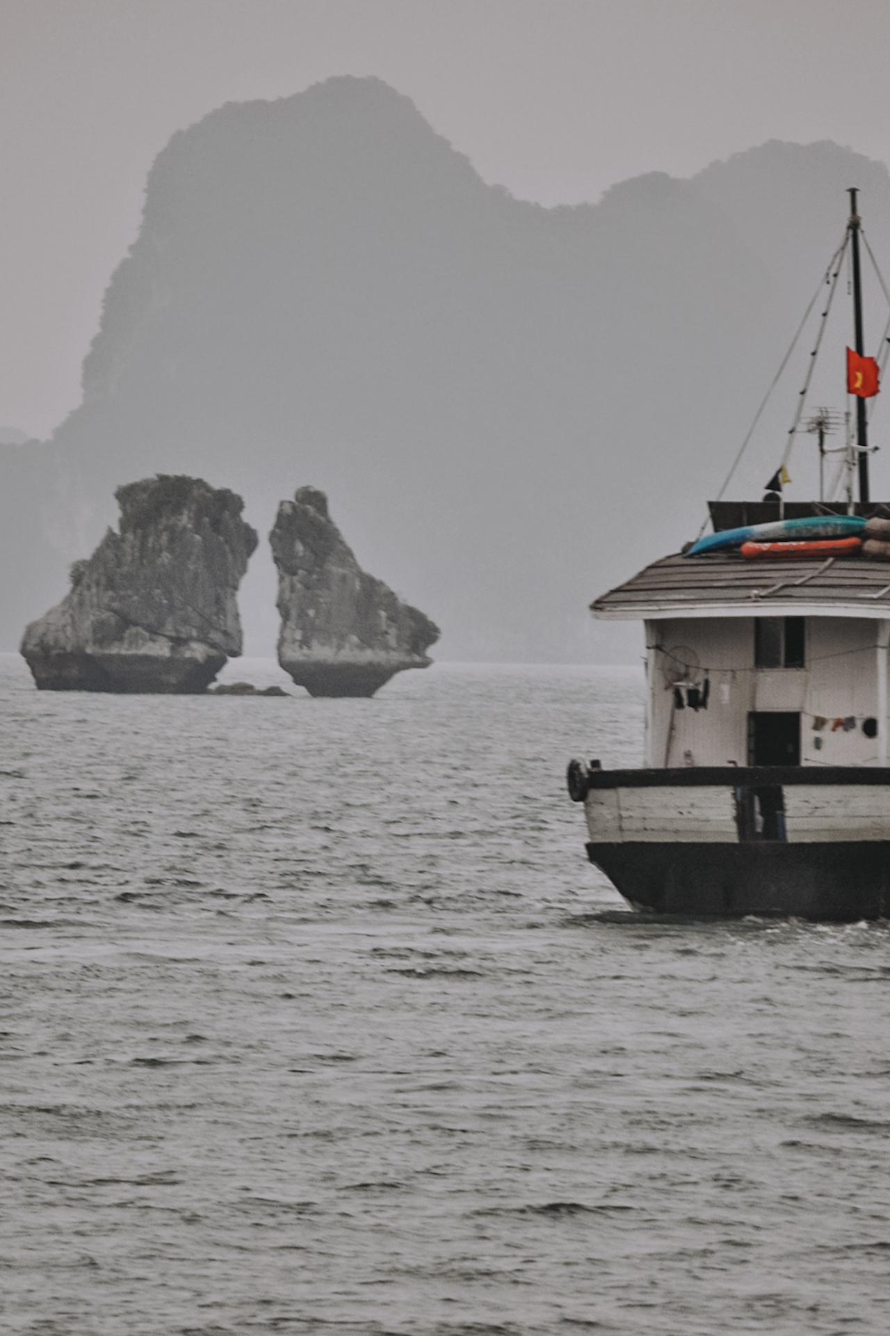 Cruising through Halong Bay, a highlight when backpacking in Vietnam / Schiffahrt durch die Halong Bay, ein Highlight beim Vietnam Backpacking