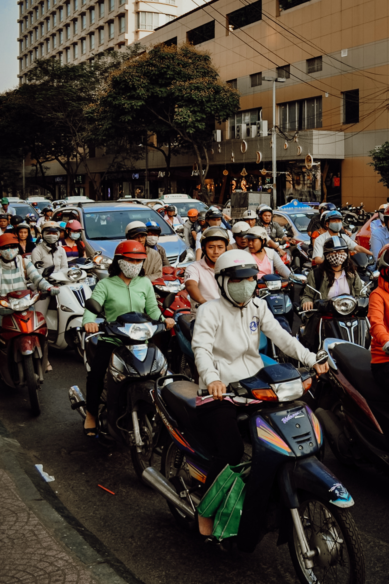 Motorbikes in Ho Chi Minh City on my Vietnam itinerary / Rollerverkehr in HCMC beim Backpacking in Vietnam