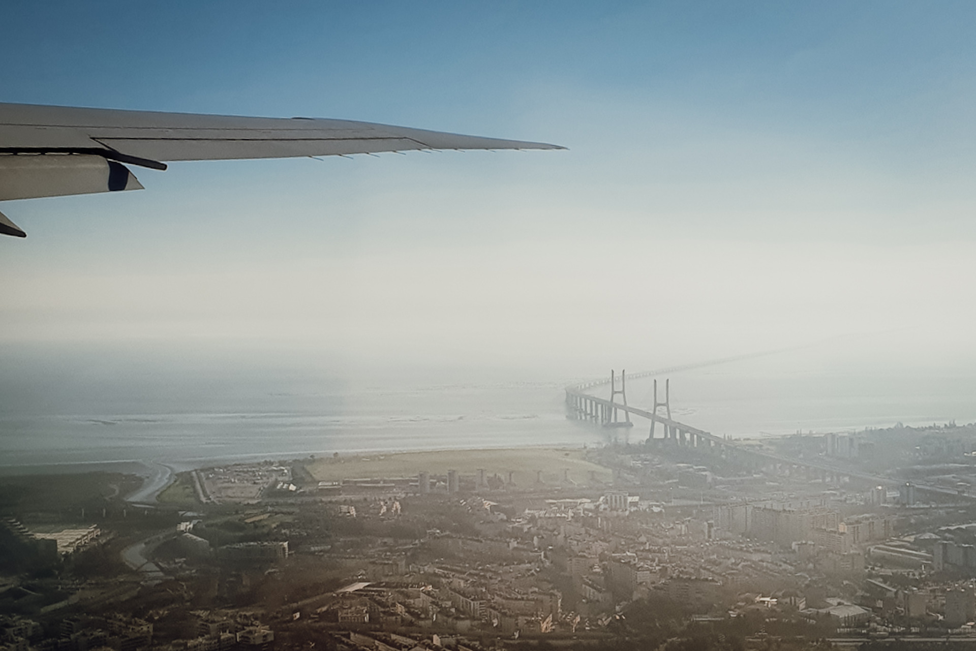 Blick aus Flugzeug auf Fluss