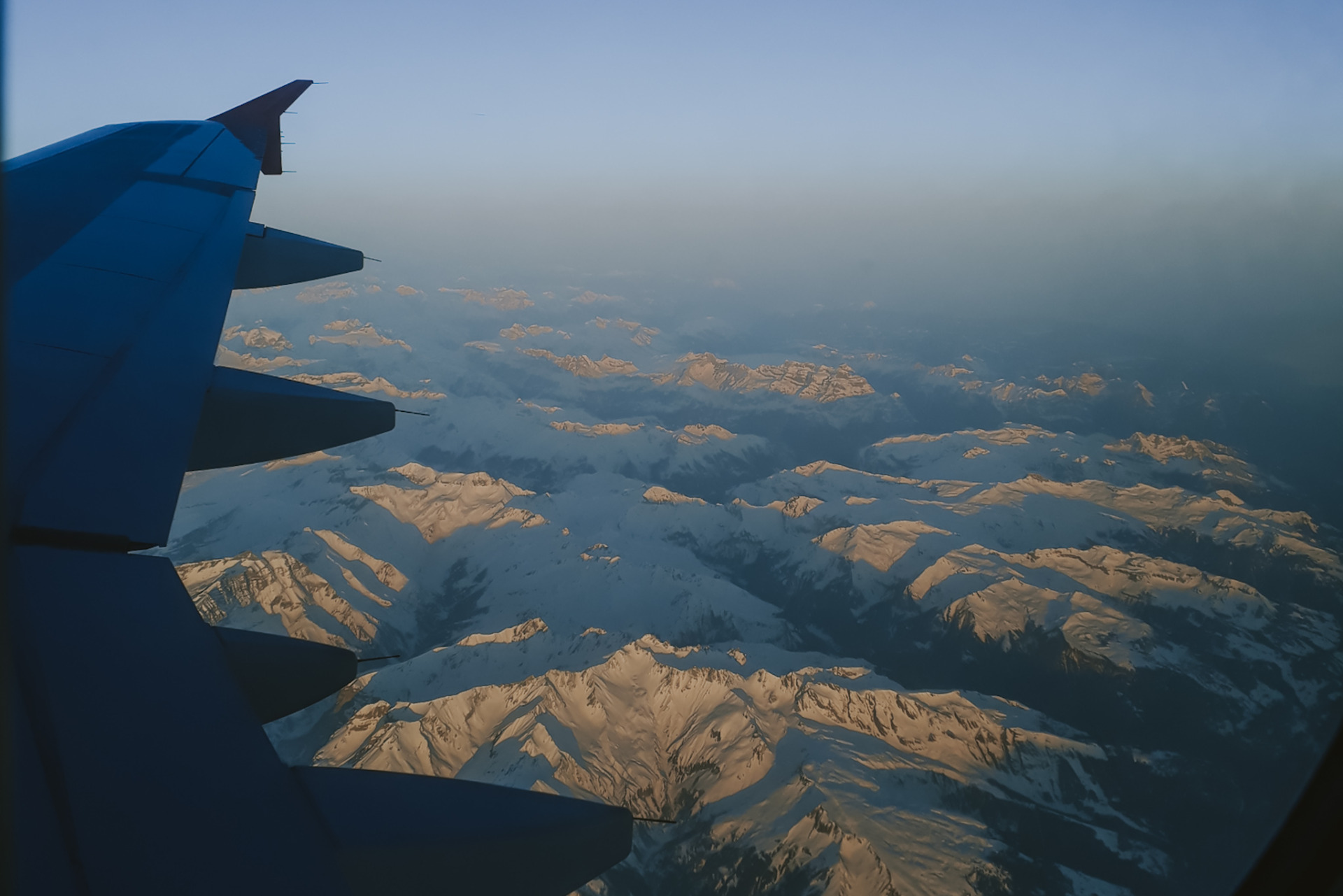 Mit dem Flugzeug über Berge