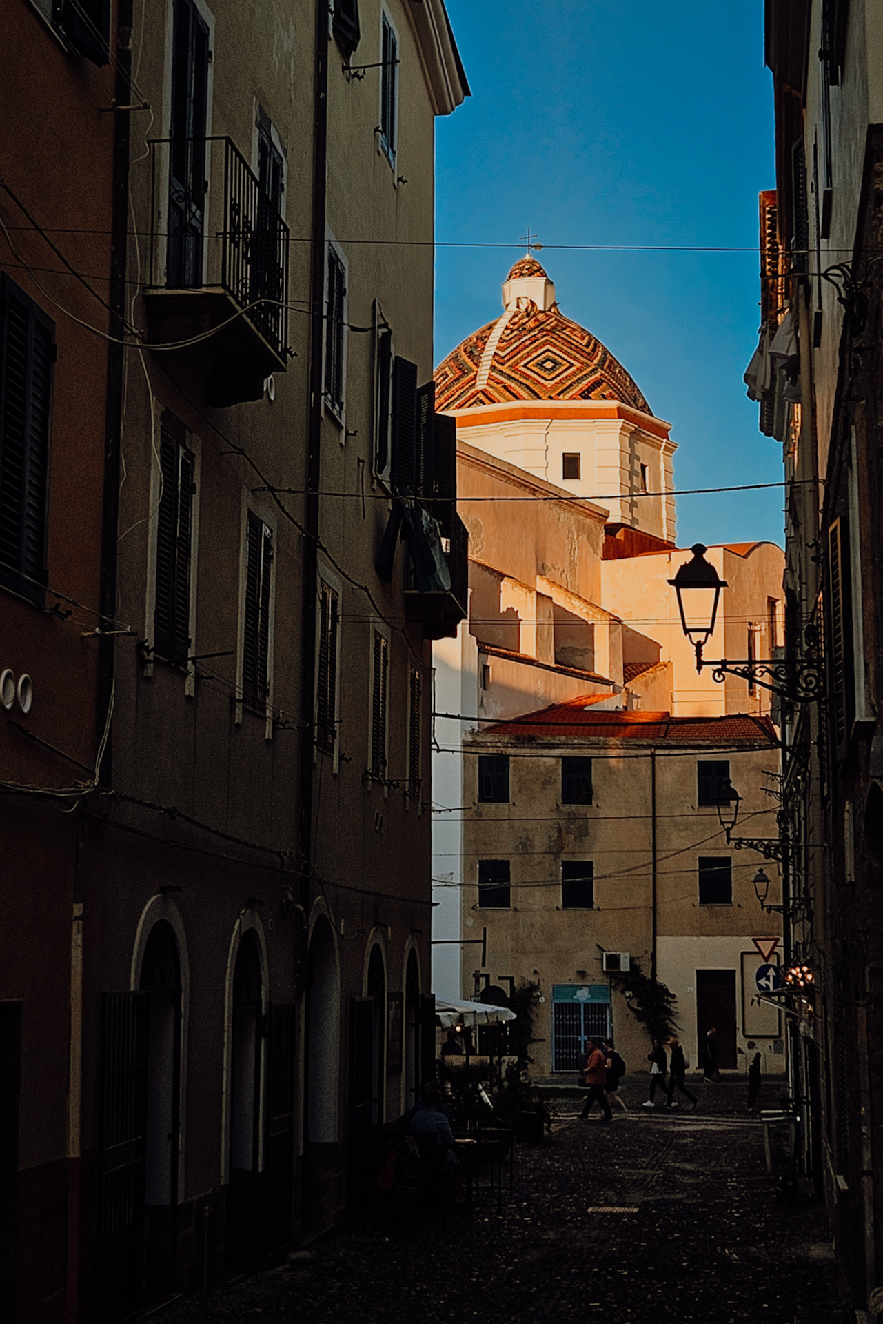 Alghero, one of the most touristy places on a Sardinia road trip / Alghero, ein schöner aber touristischer Ort auf unserer Sardinien Roadtrip Route