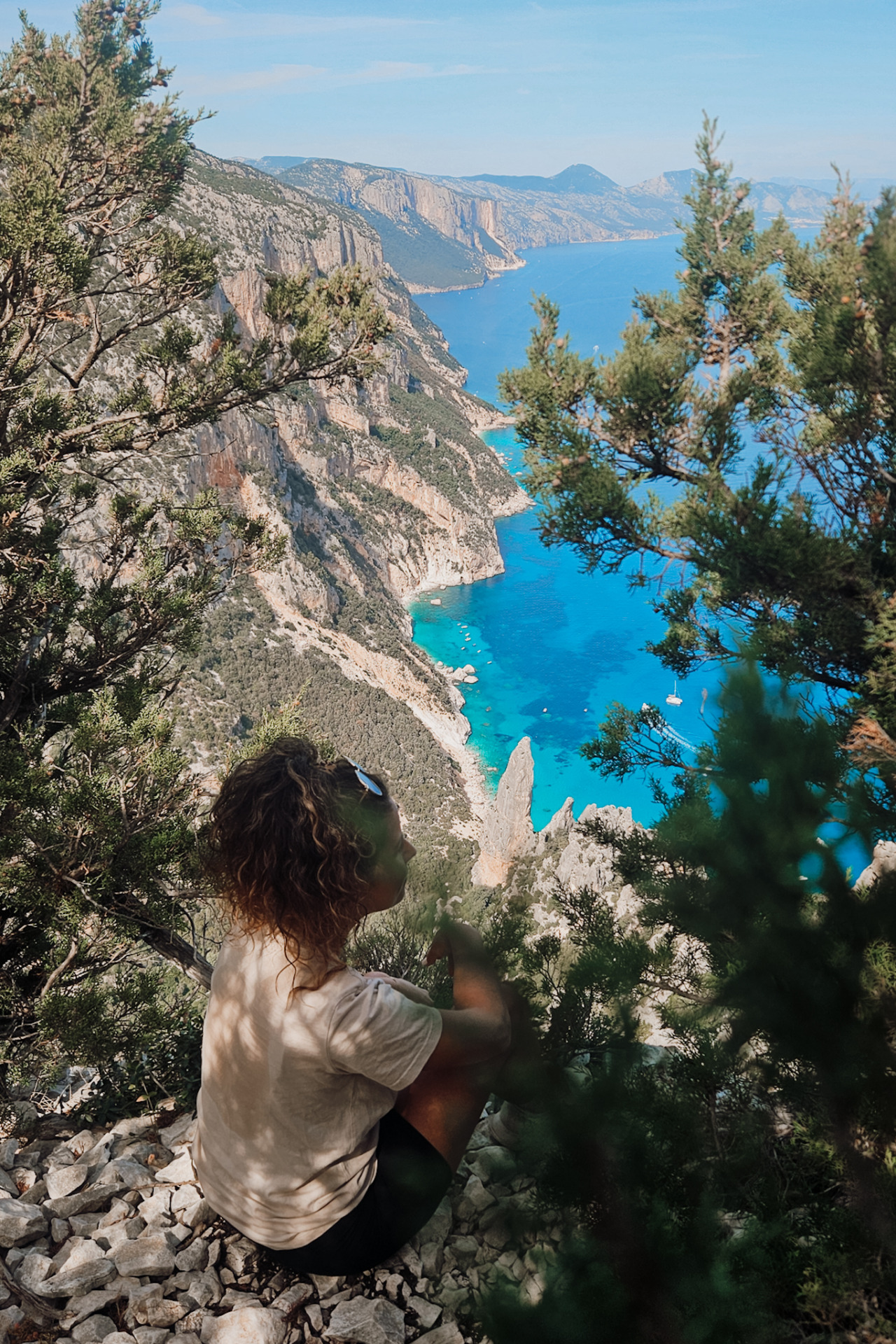 View on Cala Goloritze from a viewpoint which was my highlight on my Sardinia itinerary / Aussichtspunkt auf Cala Goloritze, eines meiner Highlights während unserem Sardinien Roadtrip