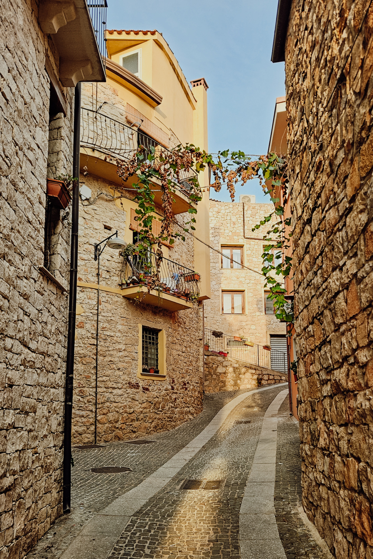 Baunei, a wonderful small village on your Sardinia itinerary / Baunei, ein zauberhaftes Bergdorf auf deiner Sardinien Roadtrip Route