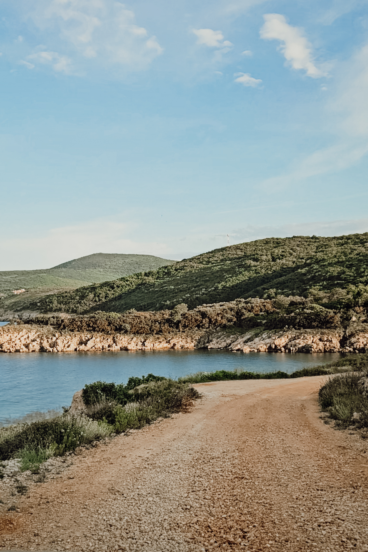 Road to the beach in Krk, Croatia / Mit dem Auto die Geheimtipps in Krk entdecken
