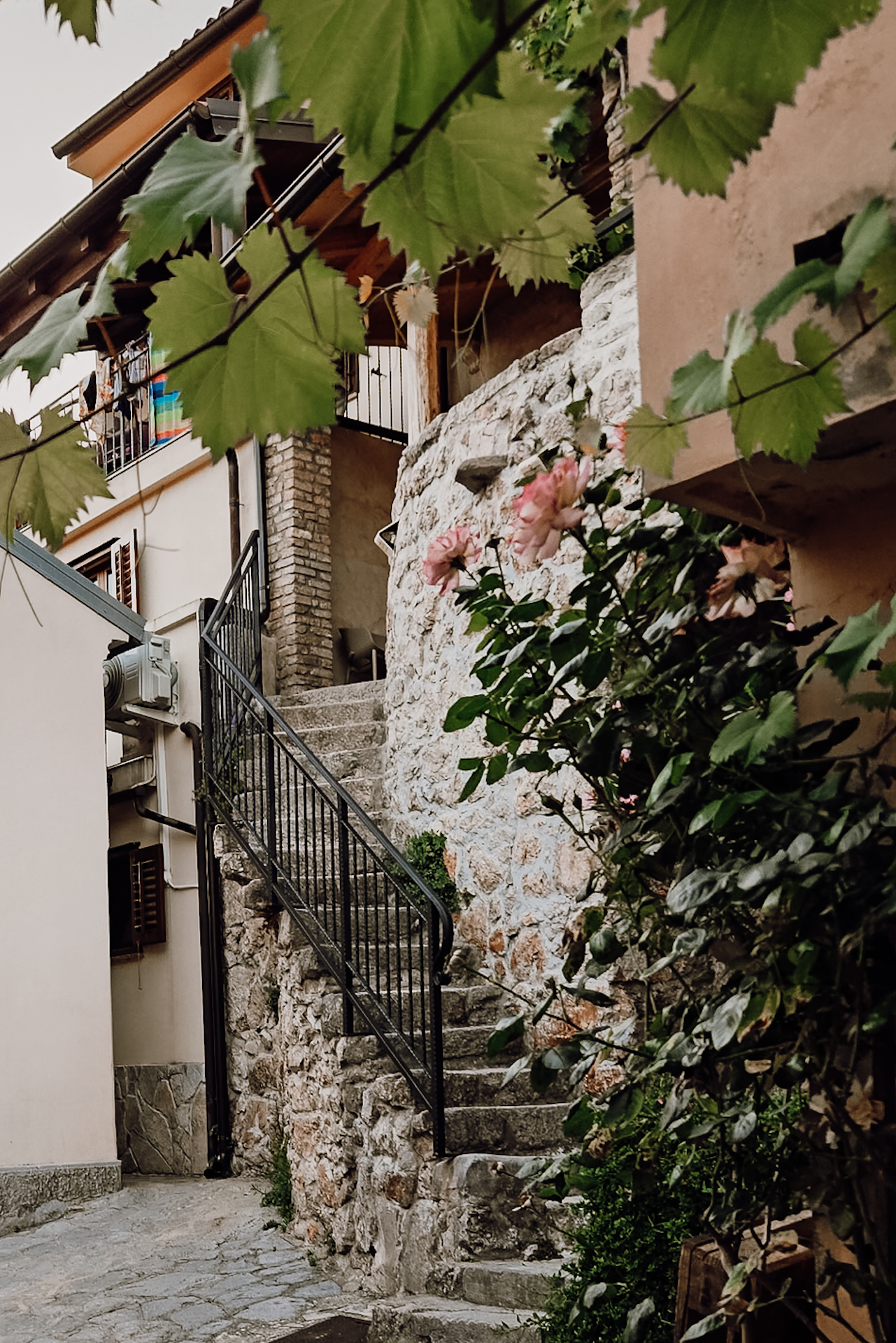 Strolling though towns was one of my favorite things to do in Krk Island, Croatia / Die vielen Gassen gehören für mich zu den schönsten Geheimtipps in Krk