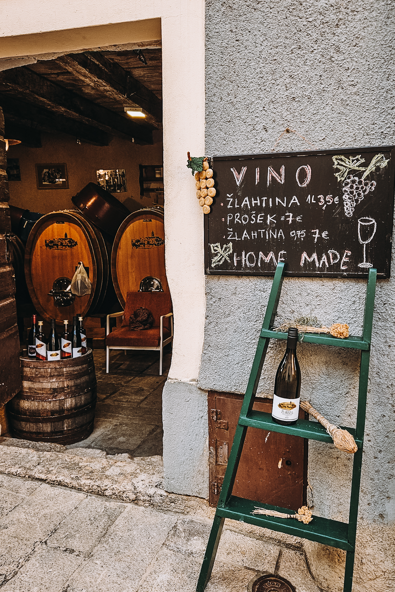 Try the local wine in Vbrnik, Krk Island / Weinbar in Krk