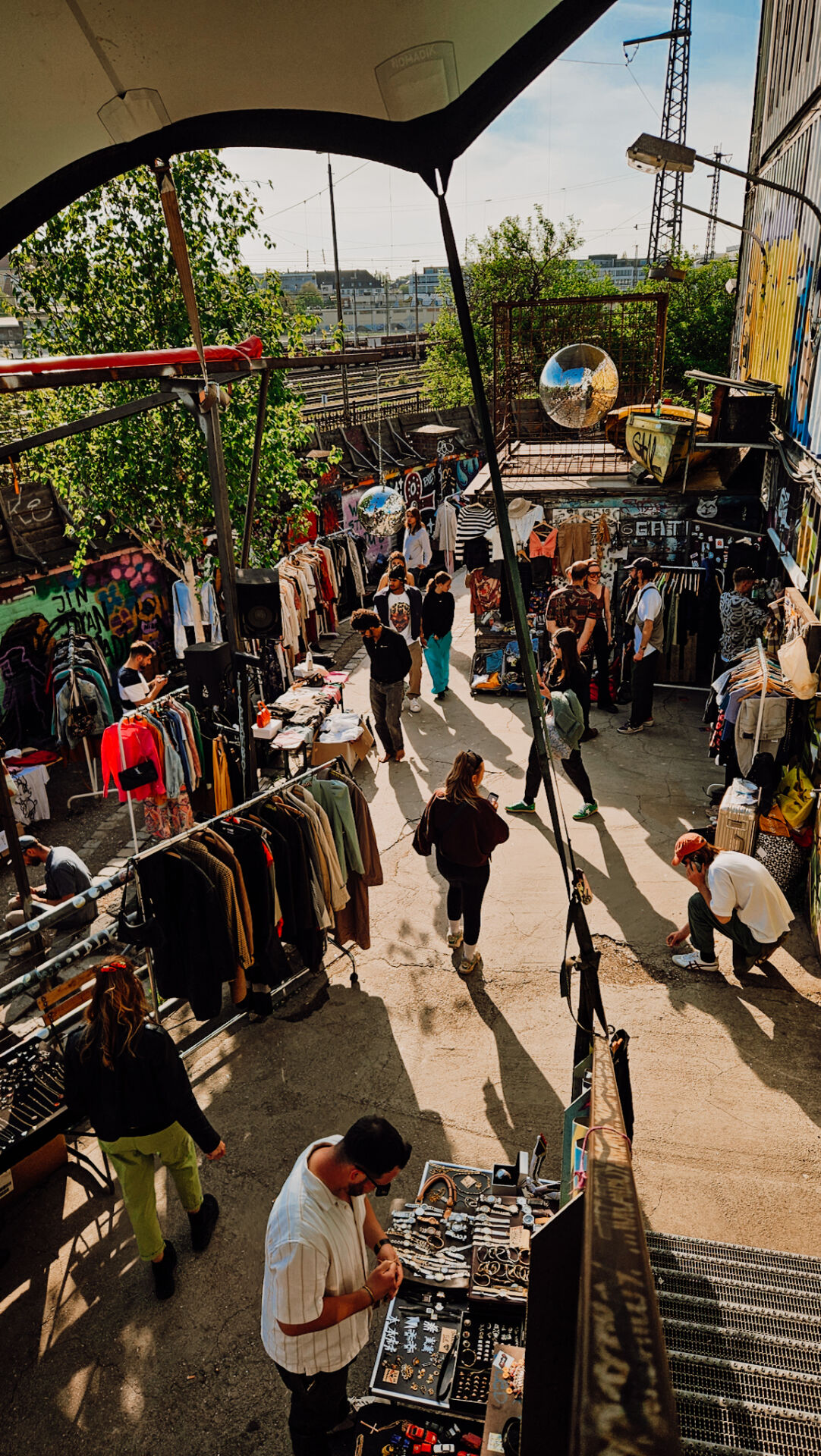 munich_off_the_beaten_path_jillonjourney_50427_173308 Krims Krams flea market, a lovely spot off the beaten path in Munich / Krims Krams Flohmarkt, ein richtiger München Insider-Tipp