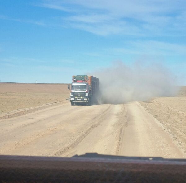 Mongolei_Mingin_Road_Staubwolke_von_LKW LKW beim Reisen ohne Flugzeug in der Mongolei