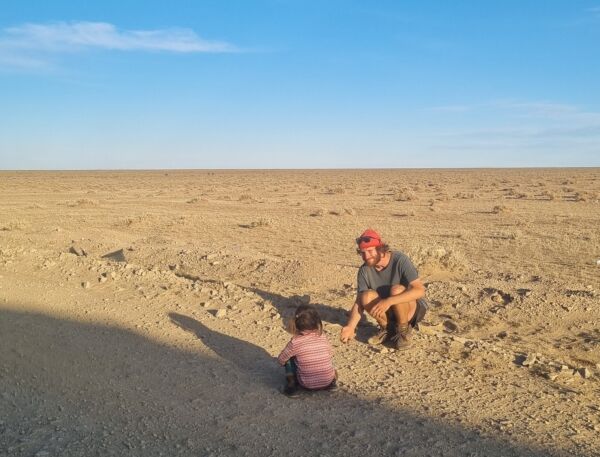 Mongolei_Ole_unterhaelt_Kleinkind_bei_Fahrpause Reisen ohne Flugzeug, Unterhaltung von Kindern