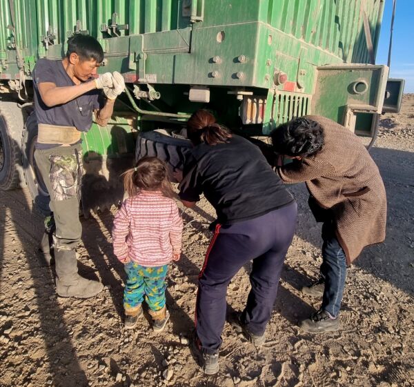 Mongolei_ganze_Familie_wechselt_geplatzten_Reifen Begegnung mit Familie beim Reisen ohne Flugzeug