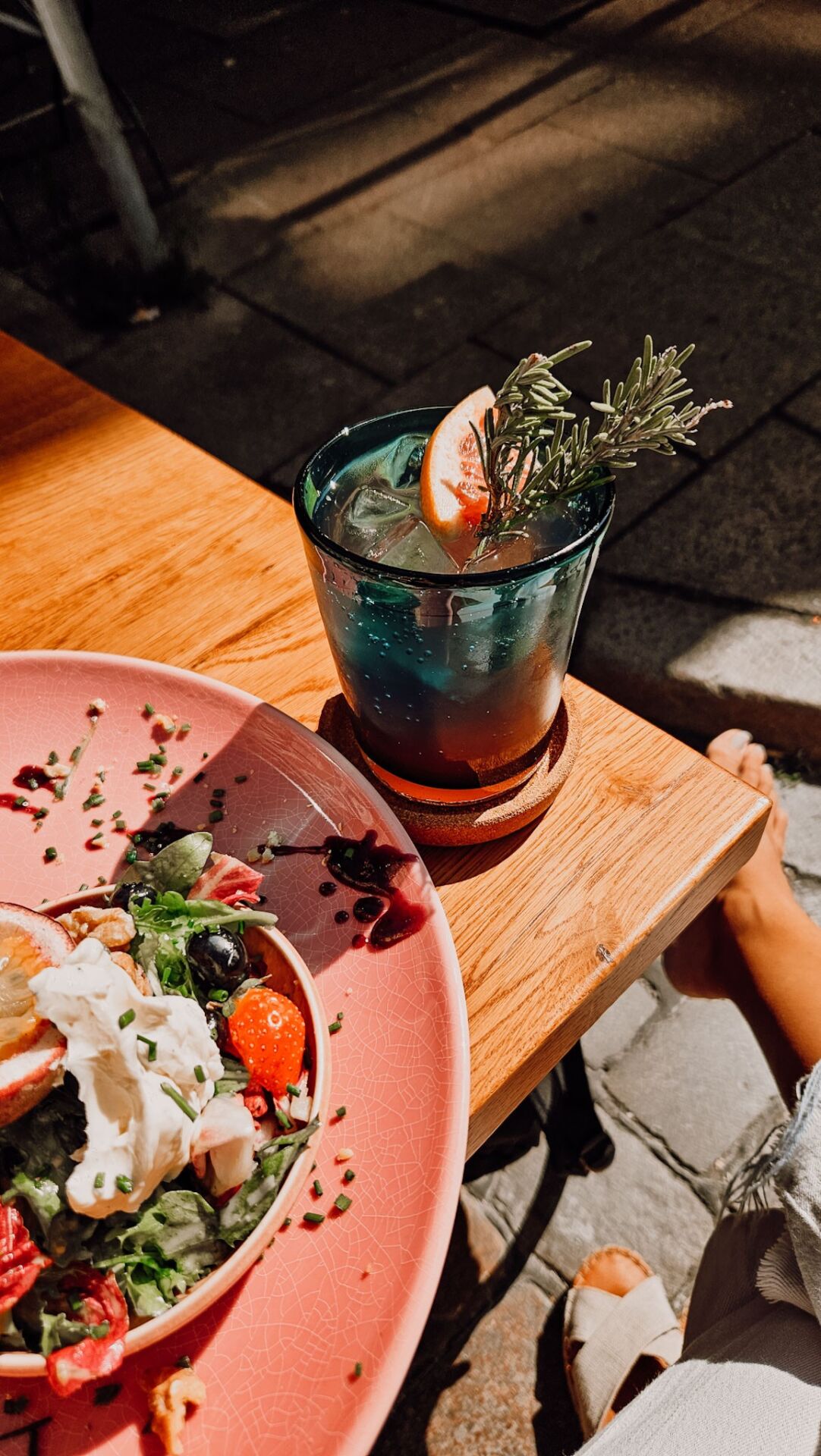 A cafe in Ottensen, alternative things to do in Hamburg / Schlemmen in Ottensen, darf unter den Insider-Tipps in Hamburg nicht fehlen