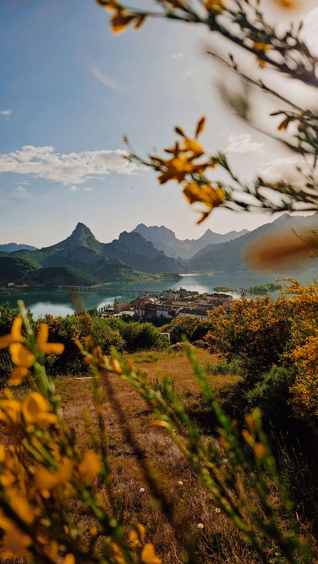 Riaño, one of my favorite stops on my Northern Spain road trip itinerary / Riaño, einer meiner Lieblingsstopps auf meinem Nordspanien Roadtrip