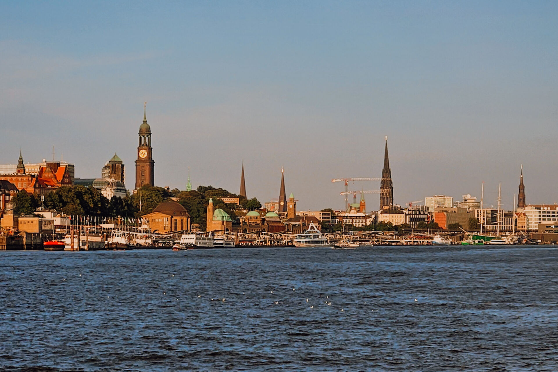 Seeing the harbor off the beaten path in Hamburg / Hafenrundfahrt mit den Öffentlichen, ein Insider-Tipp in Hamburg